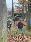 2021-11-20 Backhaus Laubharkaktion mit über 30 Teilnehmern und schwerem Gerät Bilder von Ralf 070